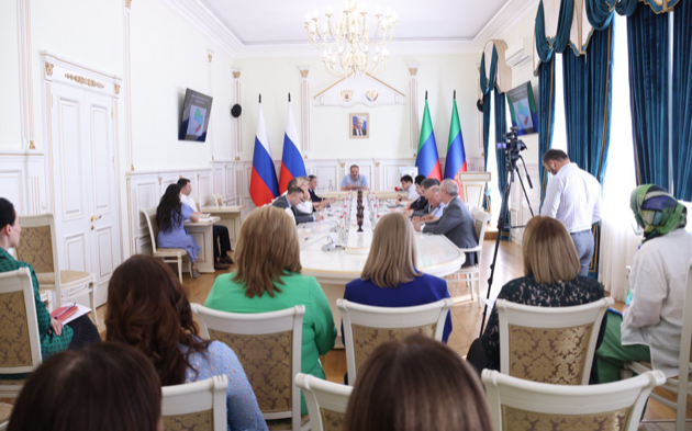Под руководством Сергея Меликова обсудили вопросы участия дагестанских женщин в работе НКО