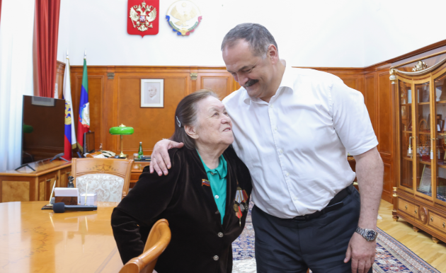 Сергей Меликов передал ключи от новой квартиры ветерану ВОВ Валентине Овериной