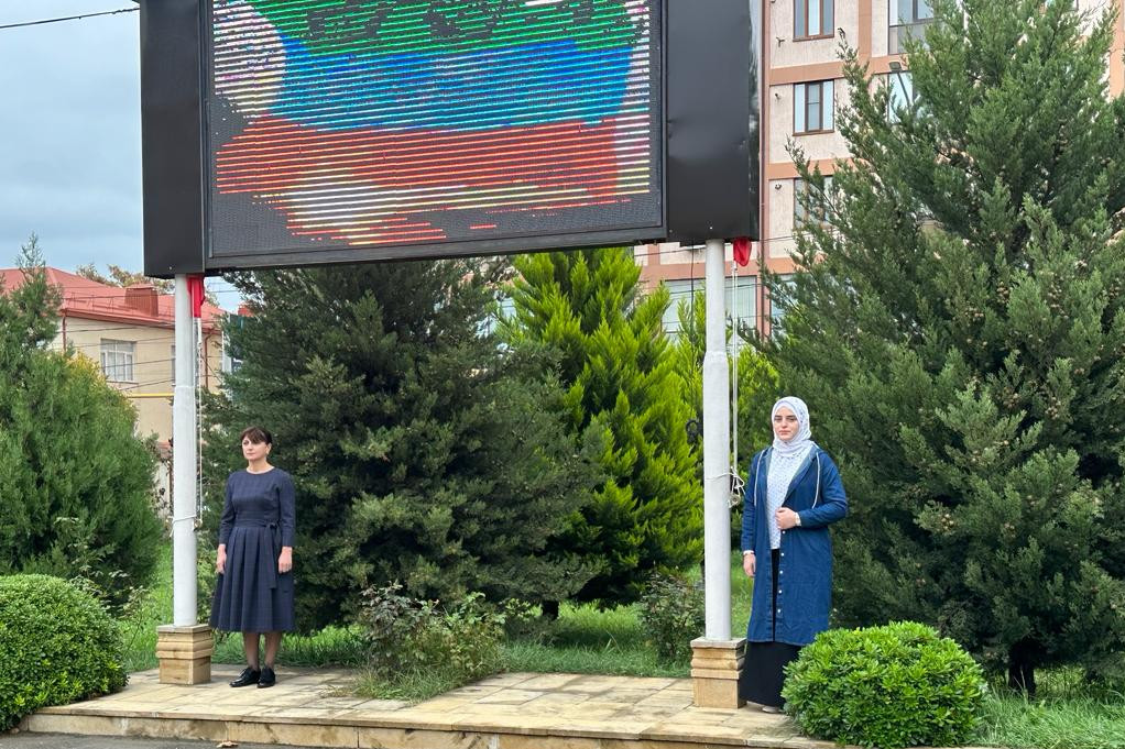 Церемония поднятия флагов РФ и РД прошла в Дербентском колледже