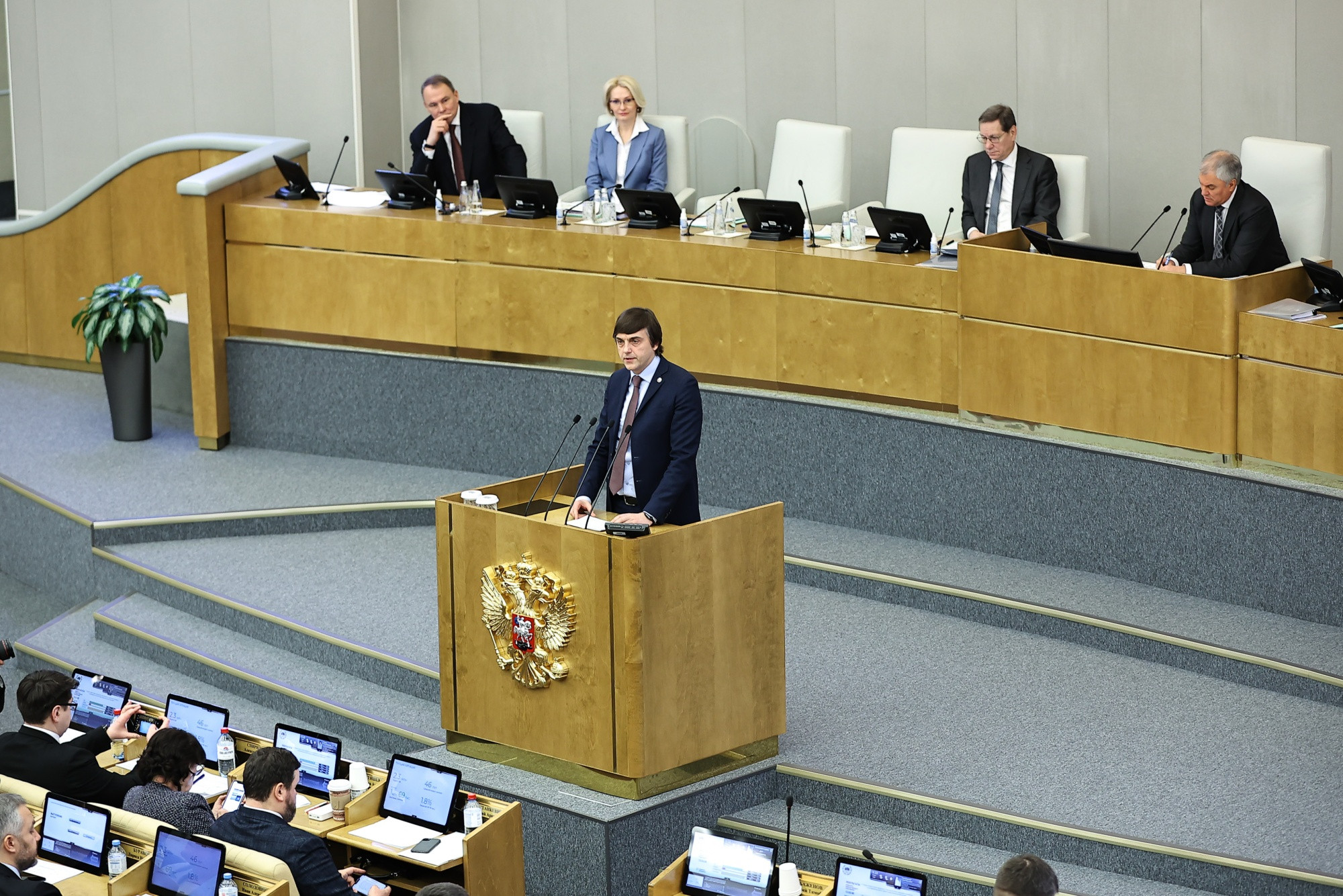 Дмитрий Чернышенко и Сергей Кравцов рассказали в Госдуме о мерах поддержки педагогов