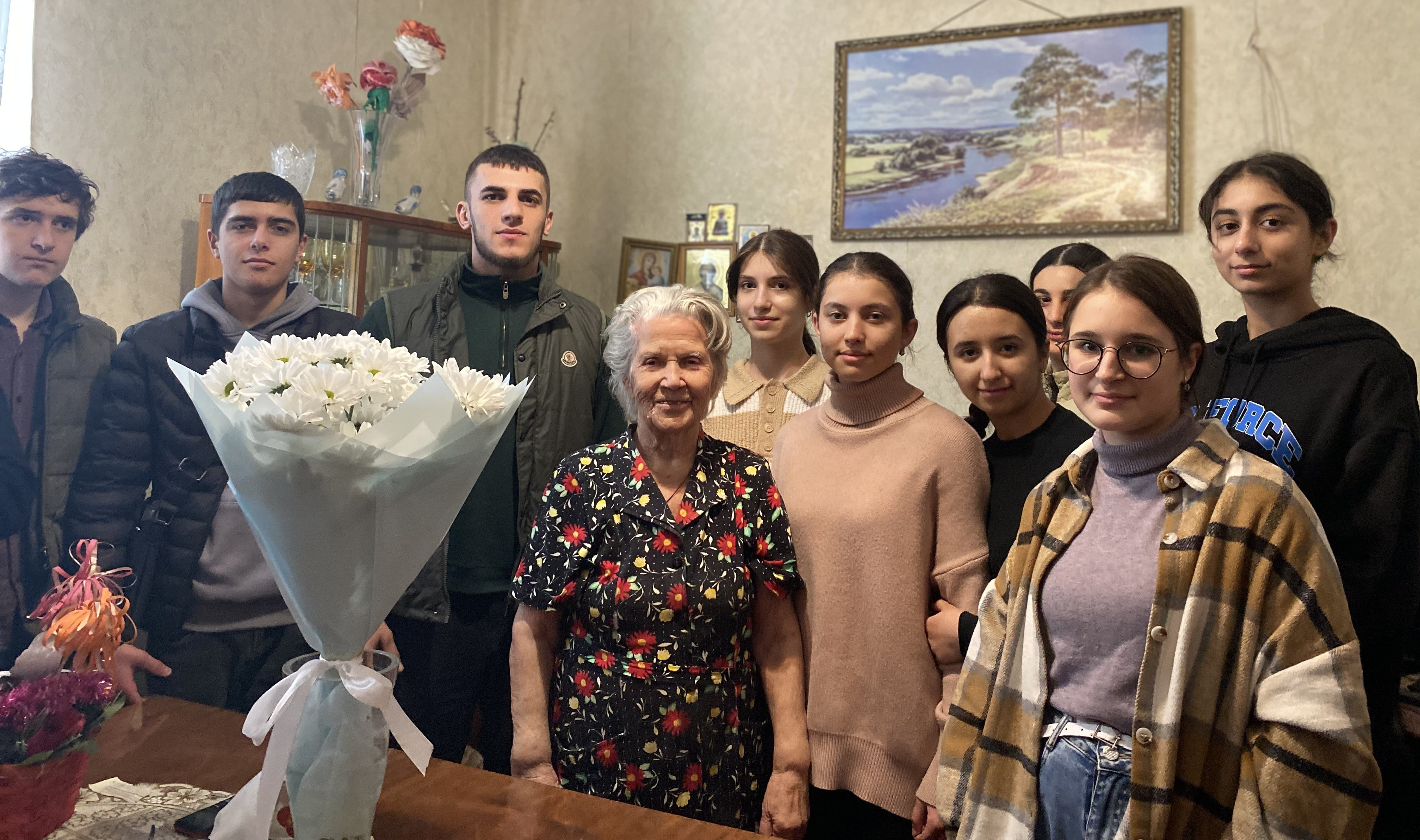 Студенты дагестанского колледжа поздравляют ветеранов ВОВ с наступающим Новым годом