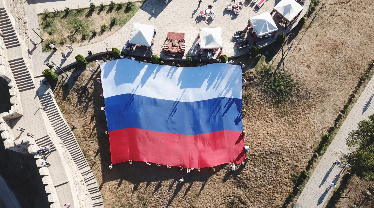 Студенты Дербентского колледжа стали участниками акции «Za флаг Родины»