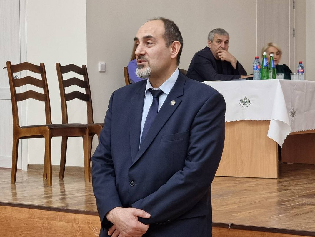 Министр образования и науки Дагестана Яхья Бучаев провел встречу с директорами школ Кайтагского района