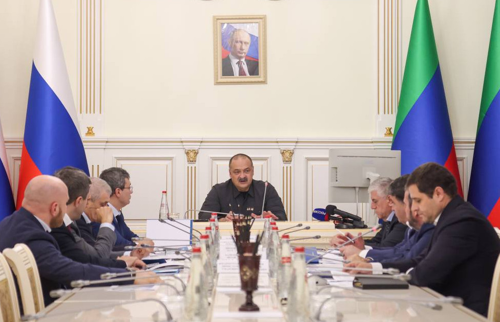 Сергей Меликов провел совещание по развитию дорожно-транспортного комплекса Дагестана