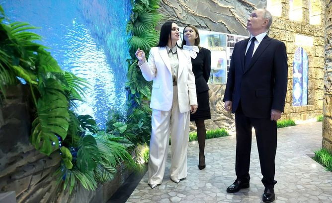 Владимир Путин посетил дагестанский стенд на форуме-выставке «Россия» в Москве