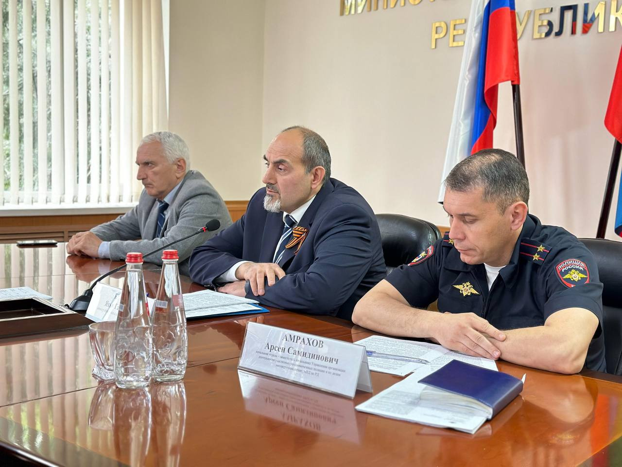 Вопросы противодействия идеологии терроризма среди несовершеннолетних обсудили в Минобрнауки РД