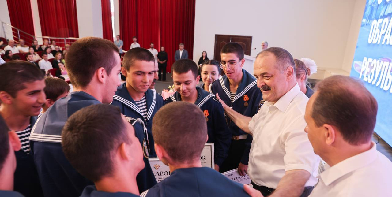 Глава республики Сергей Меликов вручил денежное вознаграждение дагестанским выпускникам: