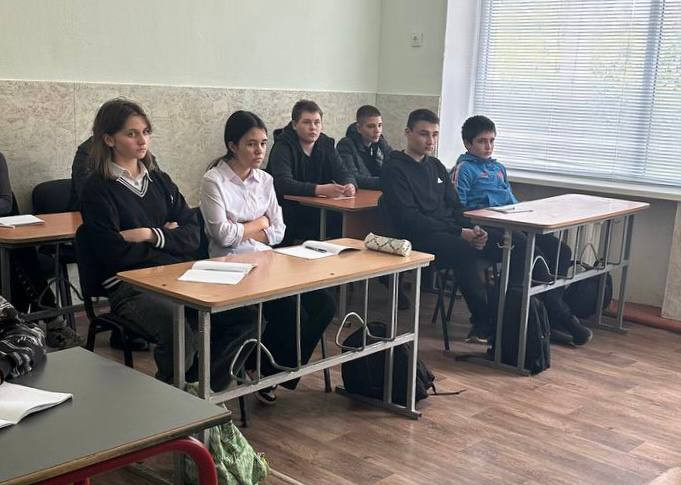 В Михайловском районе Запорожской области дагестанский учитель Борис Рамазанов организовал для школьников встречу с участниками СВО