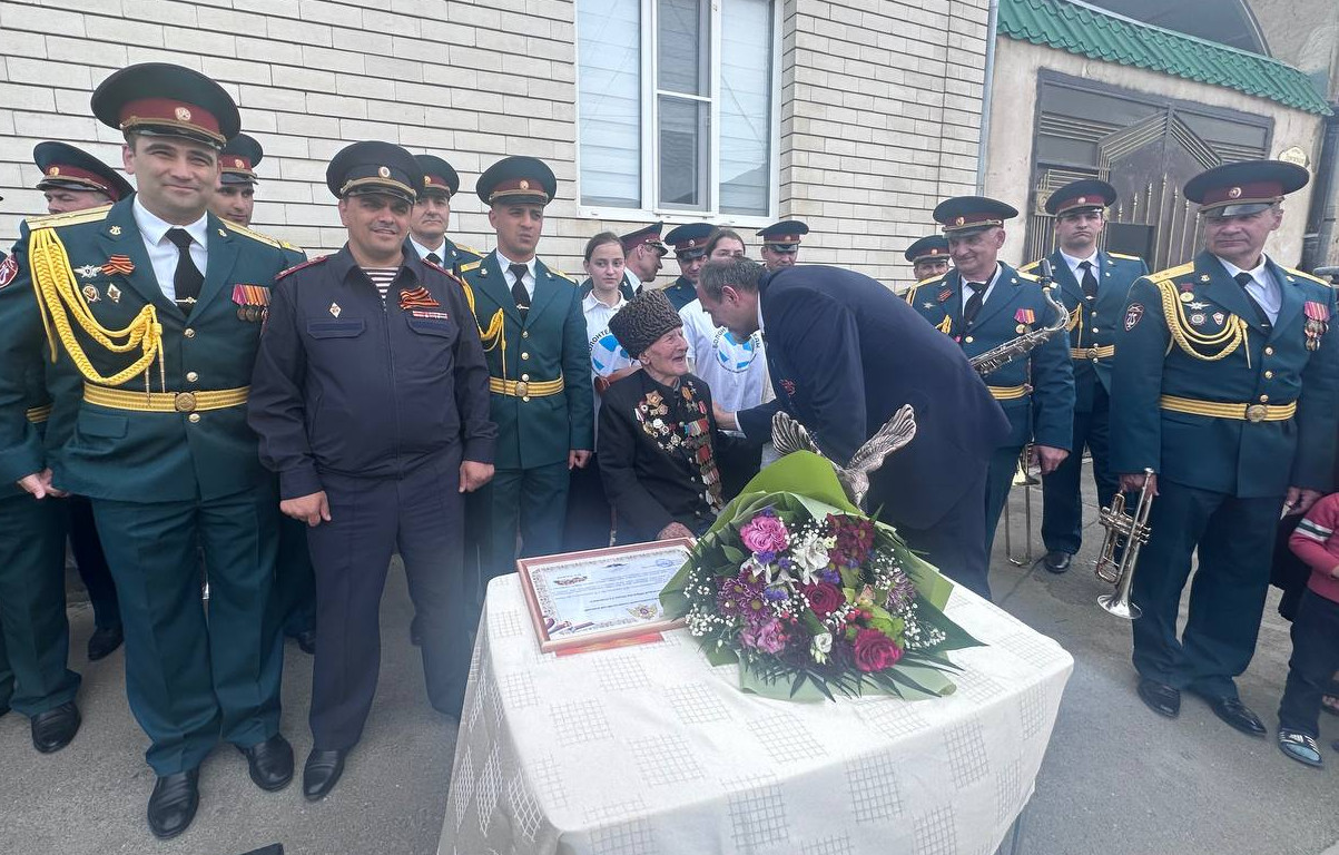 Руководитель Минобрнауки Дагестана Яхья Бучаев поздравил ветерана Великой Отечественной войны Ибрагим-Пашу Садыкова