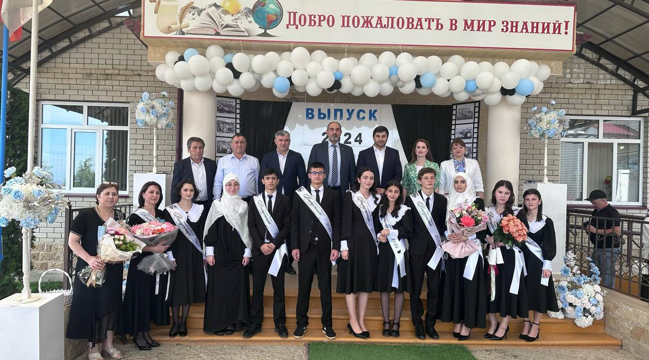 Делегация Минобрнауки РД во главе с руководителем ведомства Яхья Бучаевым с рабочим визитом находится в Буйнакском районе