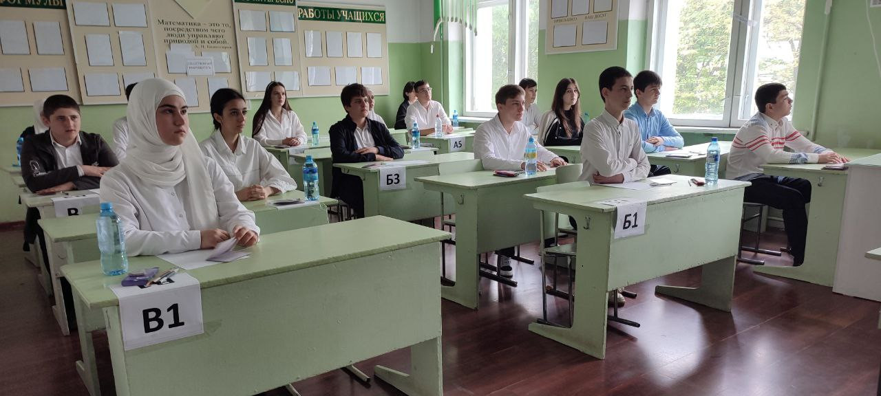 Сегодня выпускники 9 классов сдают экзамены по профильным предметам: биологии, обществознанию, химии и информатике
