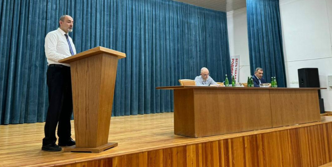 Яхья Бучаев выступил в администрации Буйнакского района с тезисами об основных положениях Послания Главы РД