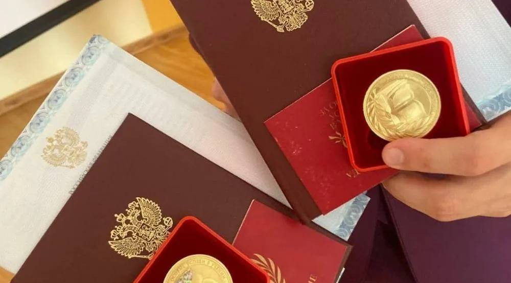 Школьники, претендующие на медали, могут пересдавать ЕГЭ без риска лишиться награды