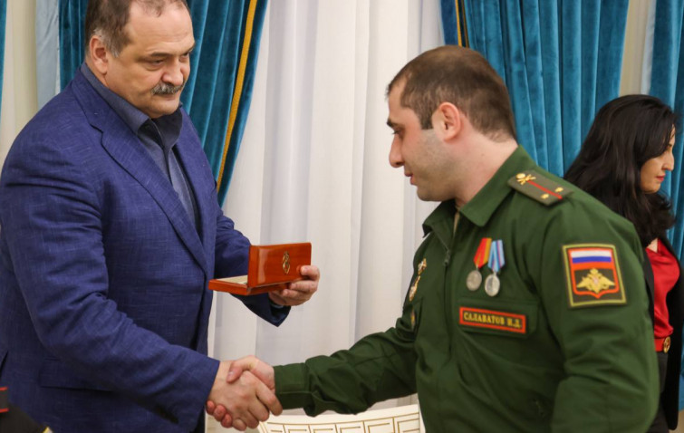 Глава Дагестана встретился с участниками спецоперации, демобилизованными по ранению