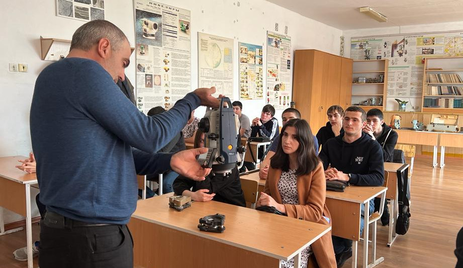 Студентам Автомобильно-дорожного колледжа рассказали про профессию геодезиста