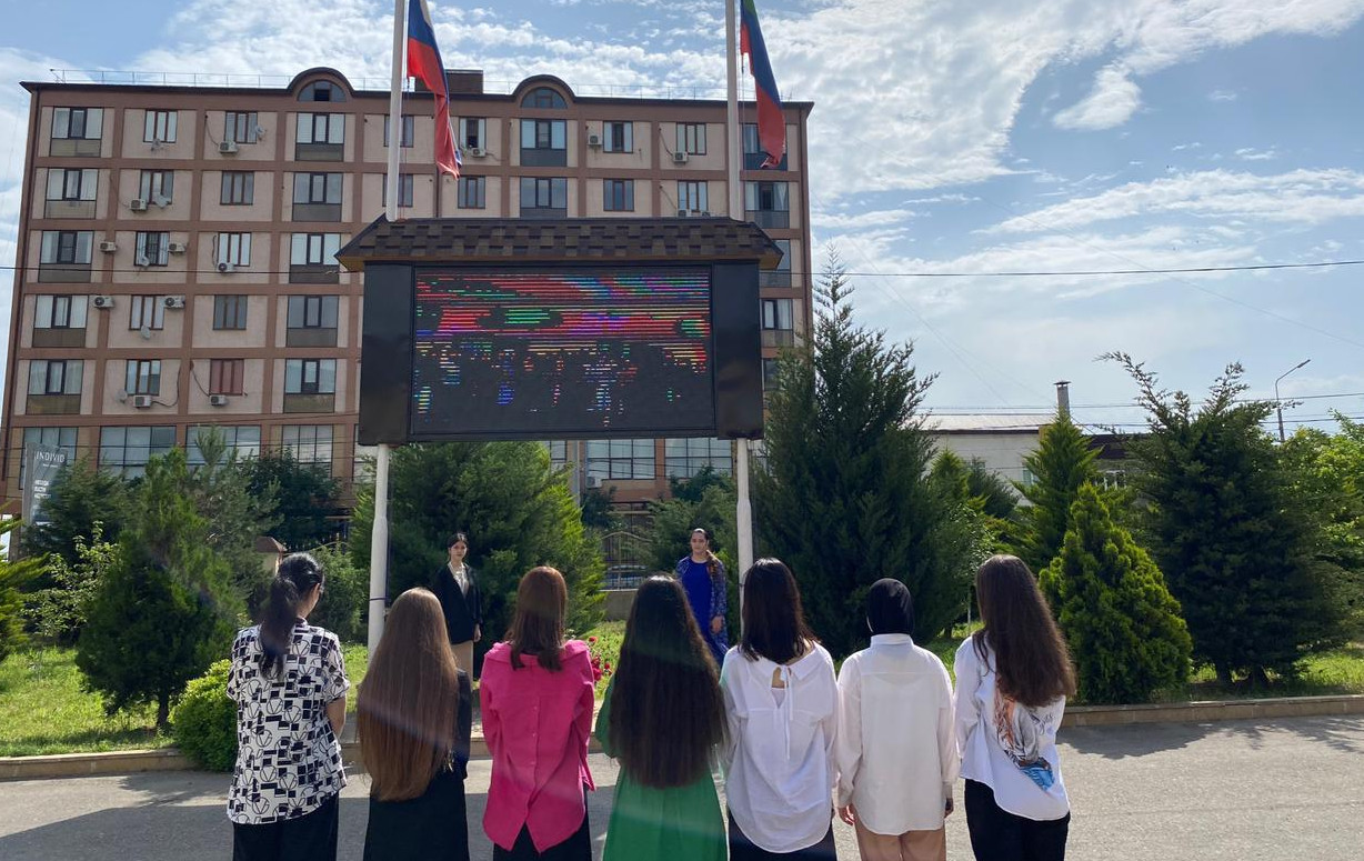 Церемония поднятия флагов РФ и РД прошла в Дербентском колледже