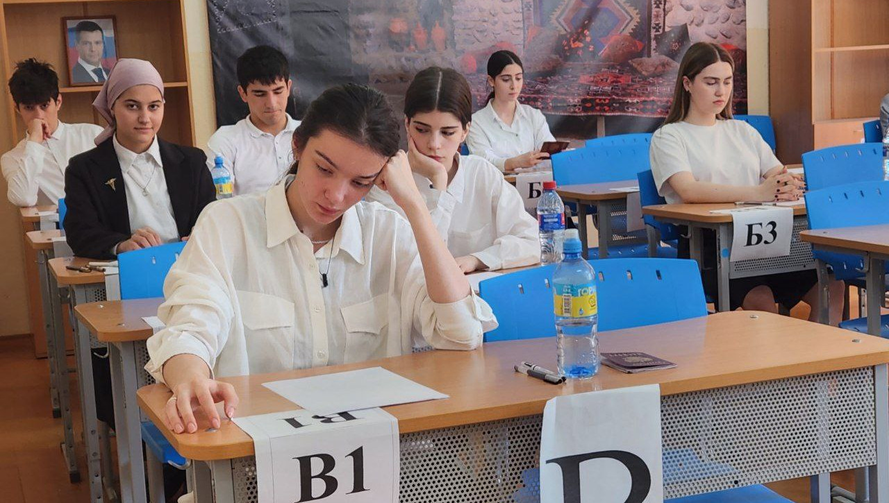 ЕГЭ по биологии и иностранным языкам сдали выпускники дагестанских школ
