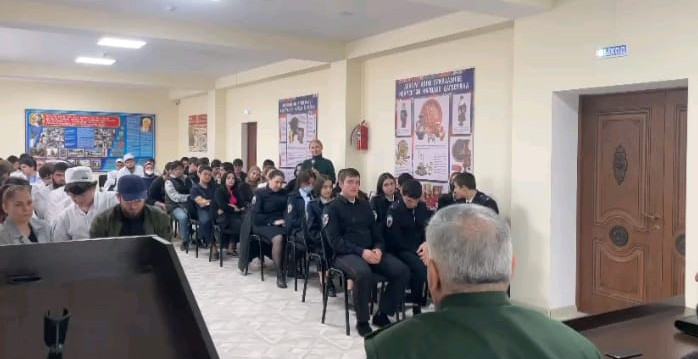 Студенты Колледжа архитектуры и строительства встретились с военным комиссаром Каспийска