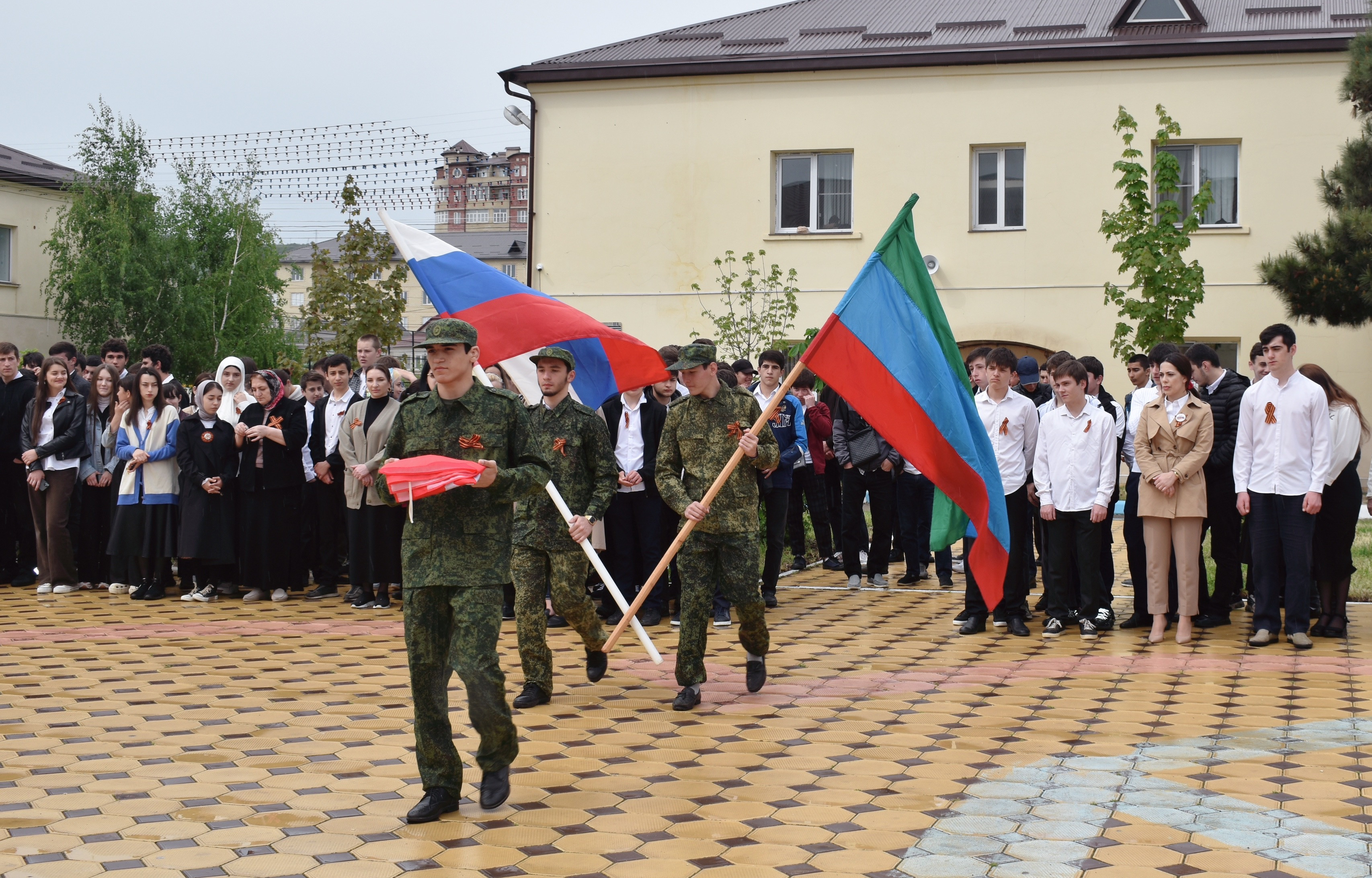 Знамя Победы подняли в Индустриально-промышленном колледже