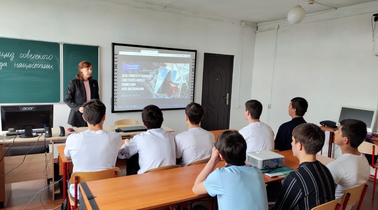 Колледжи Дагестана приняли участие в церемонии поднятия флагов РФ и РД