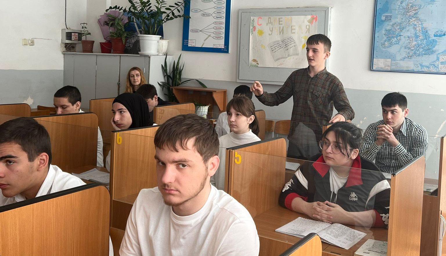 Открытый урок о жизни и творчестве Расула Гамзатова прошел в Автомобильно-дорожном колледже