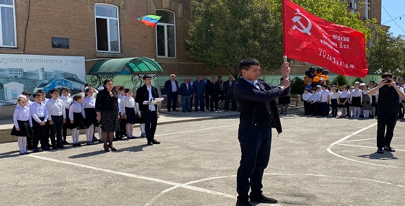Торжественная линейка, посвященная встрече Знамени Победы, прошла в дербентском колледже