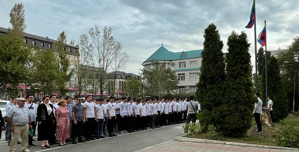 Церемония поднятия государственного флага и исполнения гимна России прошла в Автомобильно-дорожном колледже