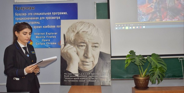 День рождения Расула Гамзатова отметили в школах и колледжах республики