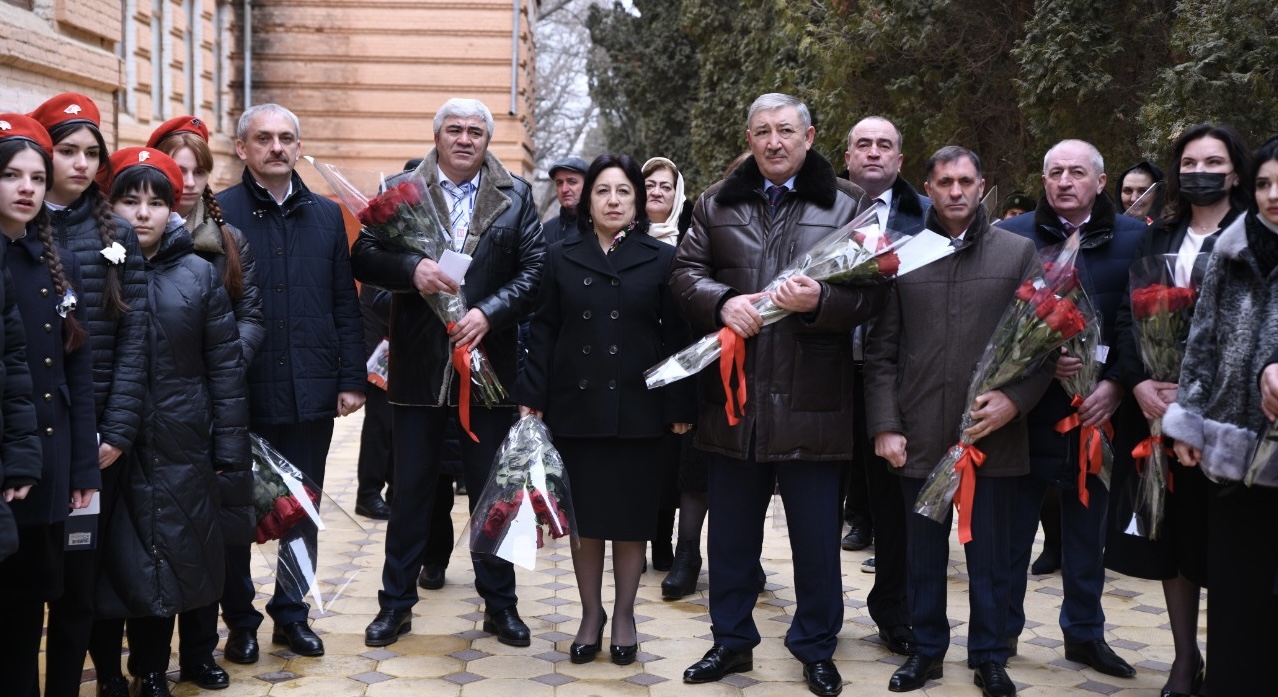 В Буйнакской Гимназии открыли мемориальную доску памяти Героя Советского Союза Анатолия Николаевича Хуторянского