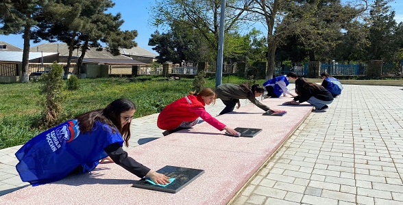 Активисты Дербентского профессионально-педагогического колледжа провели субботник на воинском захоронении «Братские Могилы»