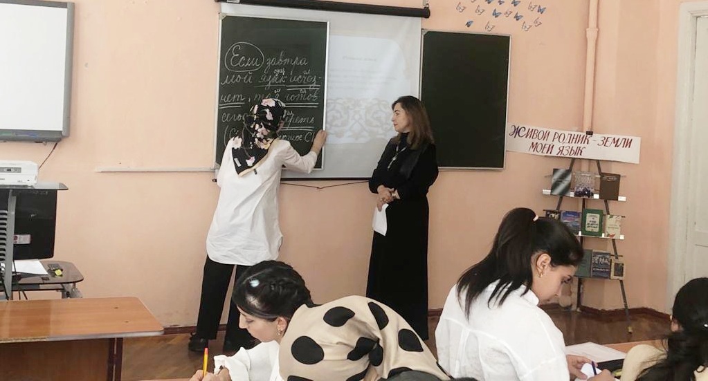 В Профессионально-педагогическом колледже имени М.М.Меджидова прошёл открытый урок русского языка «Бессмертие народа - в его языке»