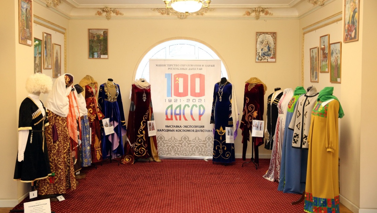 Колледжи Дагестана организовали выставки, посвященные 100-летию ДАССР