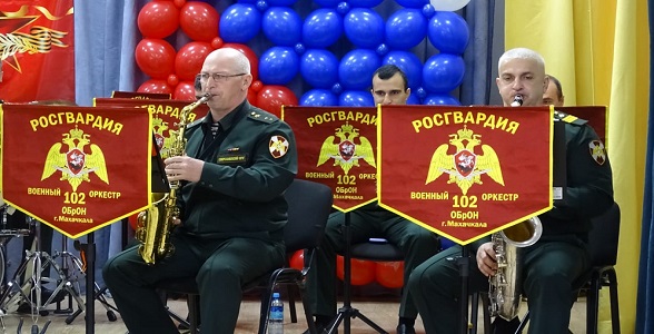 Концерт военного оркестра Росгвардии прошел в махачкалинском лицее