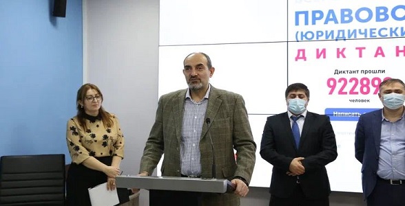 Мурад Казиев и руководители Минобра и Минюста поздравили студентов с Днём Конституции России
