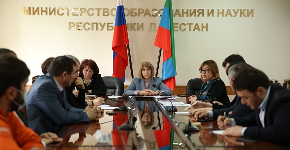 В Минобрнауки РД прошло совещание по вопросам профилактики идеологии экстремизма и терроризма среди обучающихся в 2021 году