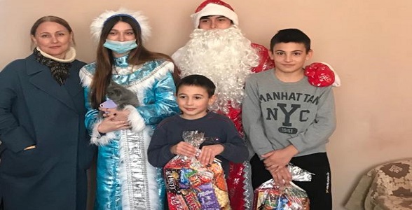 Молодёжный центр «КАиС» принес праздник детям адресно