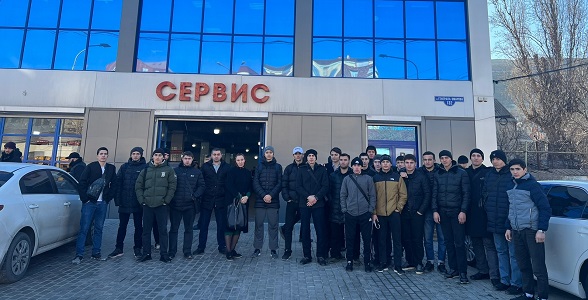 Студенты махачкалинского колледжа посетили центр автосервиса