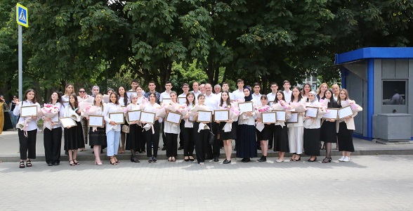 Сергей Меликов вручил сертификаты на 100 тысяч талантливым дагестанским школьникам