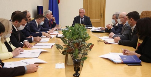 Яхья Бучаев принял участие в совещании по вопросу проведения капремонта в школах республики