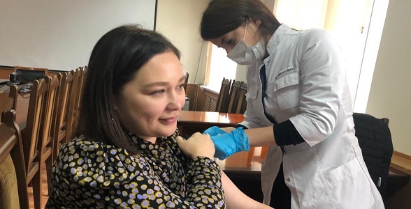 Сотрудники Минобрнауки РД вакцинировались от гриппа