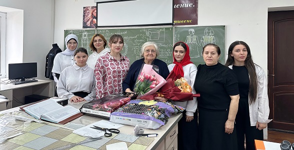 Студенты Индустриально-промышленного колледжа в рамках акции поздравили ветерана педагогического труда