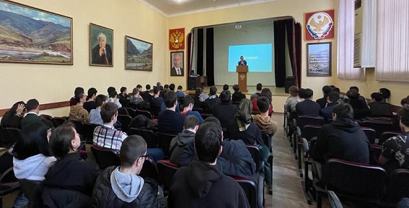 День воссоединения Крыма с Россией отметили в Автомобильно-дорожном колледже