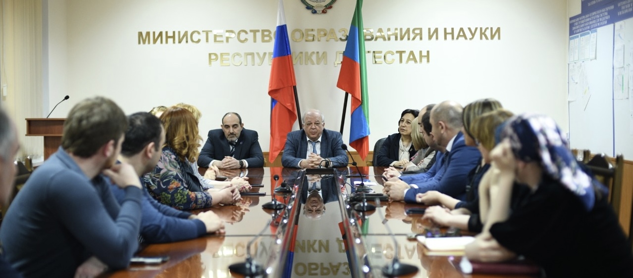 Коллективу Минобрнауки Дагестана представили нового руководителя