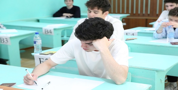 Одиннадцатиклассники сдают устную часть ЕГЭ по иностранным языкам