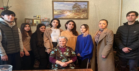 Студенты и преподаватели колледжа Дербента навестили участницу ВОВ