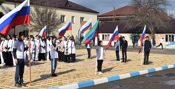Флешмоб в поддержку вооружённых сил России прошел в Индустриально-промышленном колледже Избербаша