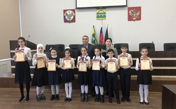В Сулейман-Стальском районе подведены итоги конкурса детских рисунков «Мой язык – моя семья», посвященного Международному дню родного языка