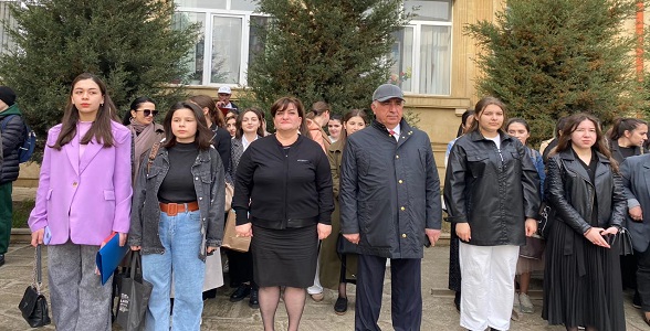 Церемония поднятия флагов прошла в Дербентском колледже