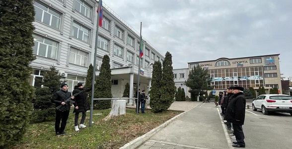 Церемония поднятия флагов и «Разговоры о важном» прошли в Автомобильно-дорожном колледже