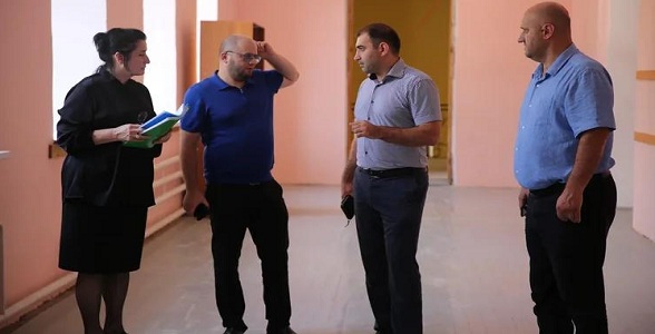 Замминистра образования и науки РД Али Магомедов проверил ход строительства детсадов и центра «IТ-куб» в Буйнакске